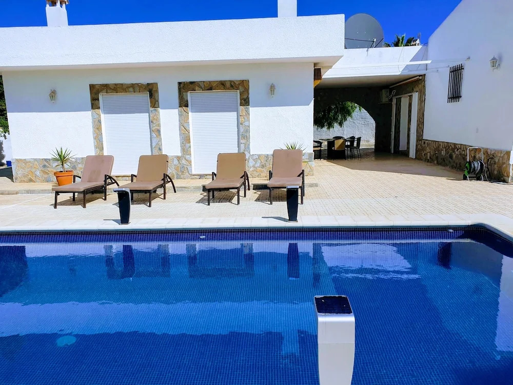 Impeccable 6-Bed Villa - фото 13