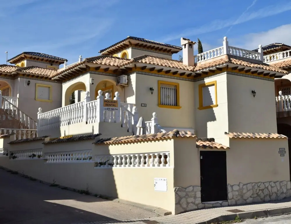 Upper floor Apartment semi-private pool