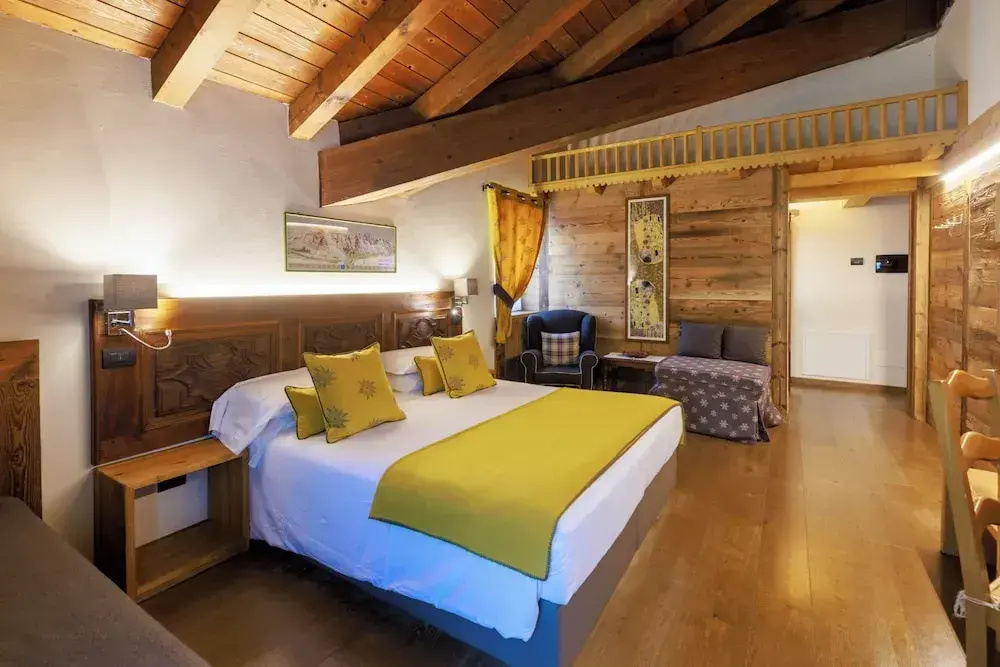 Deluxe Double room with balcony and with mountain view (full double bed)