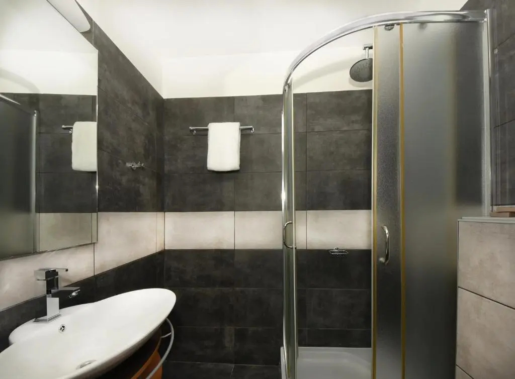 3 Bedrooms Apartment