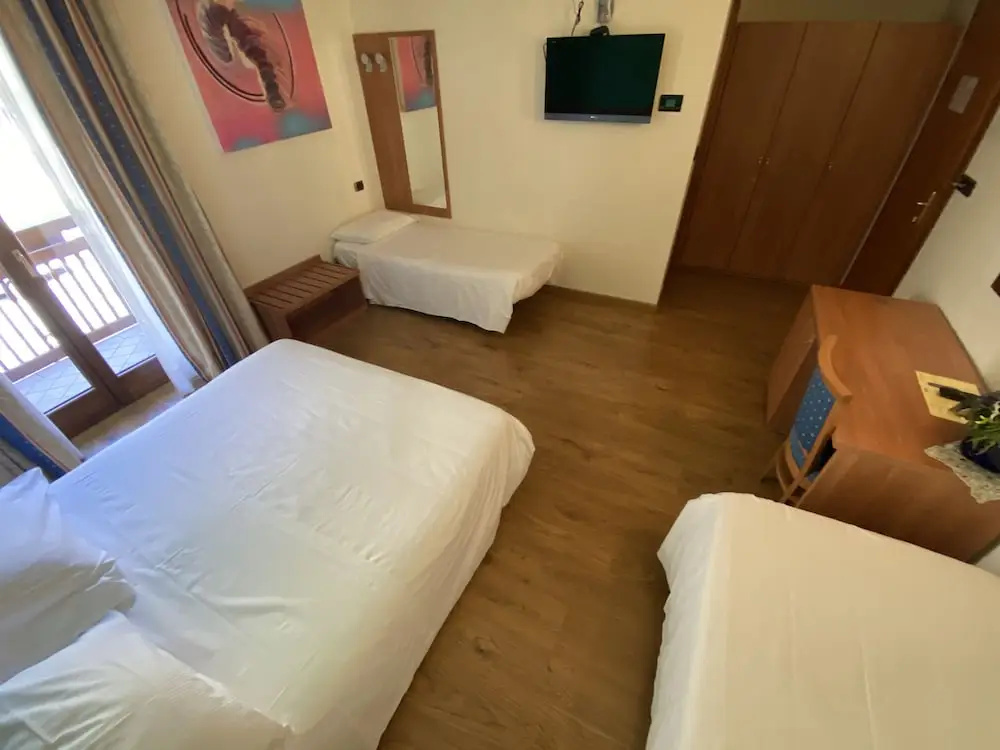 Standard Quadruple room with balcony and with mountain view