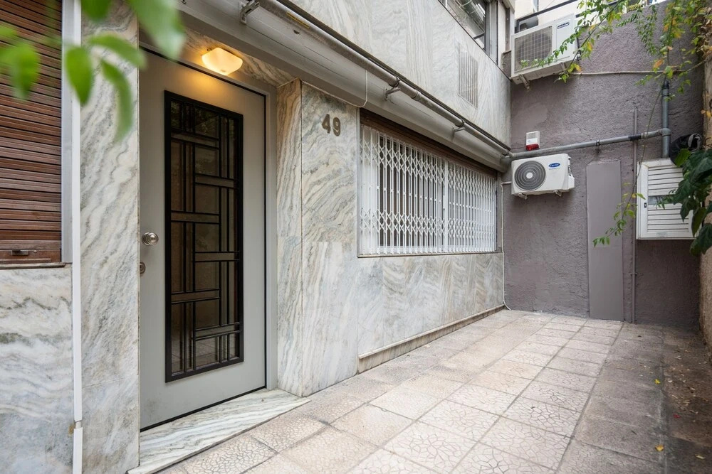 Kolonaki Chic Minimalist Studio-Athens