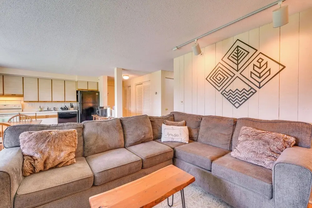 Ski-in/ski-out Peru Condo w/ Fire Pit & Grill! - фото 5