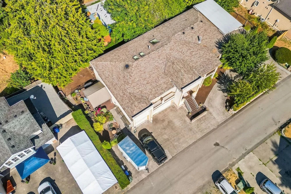 592 6 Bedrooms Walking Distance to Airport!
