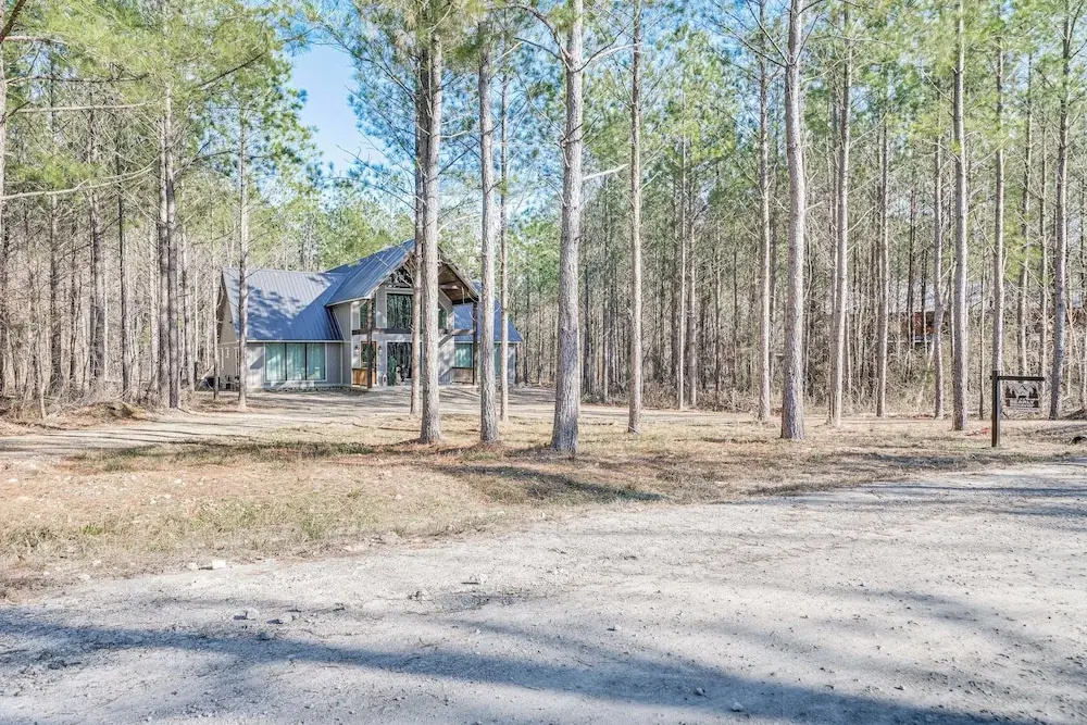 Broken Bow Cabin w/ Hot Tub & Covered Deck!