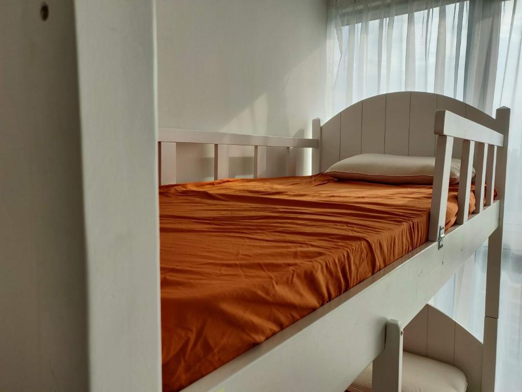 Кровать в общем номере в SkyBed Over The Sky Hostel @Regalia Suites & Residences KL
