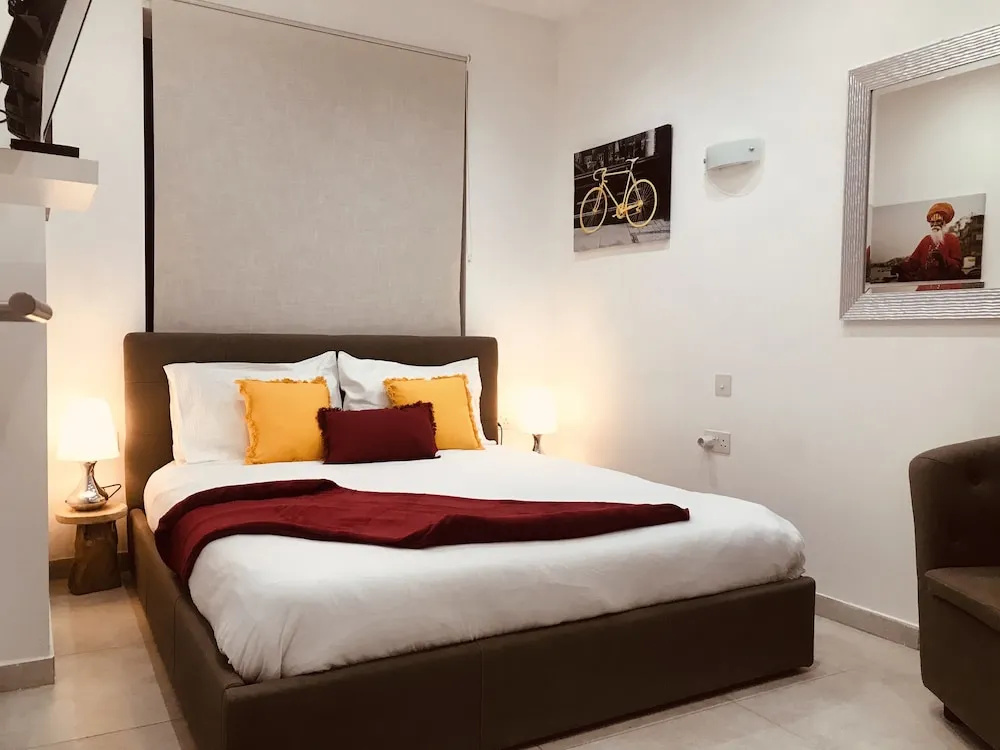 Deluxe Double room (full double bed)