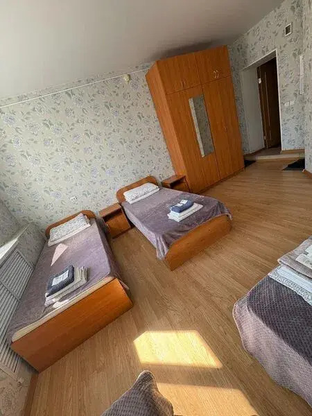Кровать в общем номере в Колос