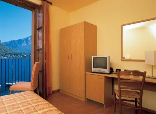 Standard Triple room with lake view