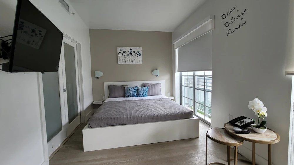 Deluxe Double Suite (full double bed)