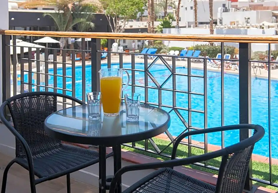 Superior room with pool view