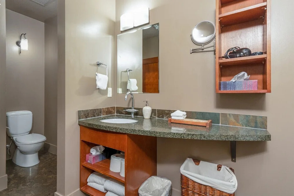 Luxury 3-Br Penthouse | INDOOR Pool & Hot Tub | Pool Table | 2 Decks + Mtn Views - фото 11