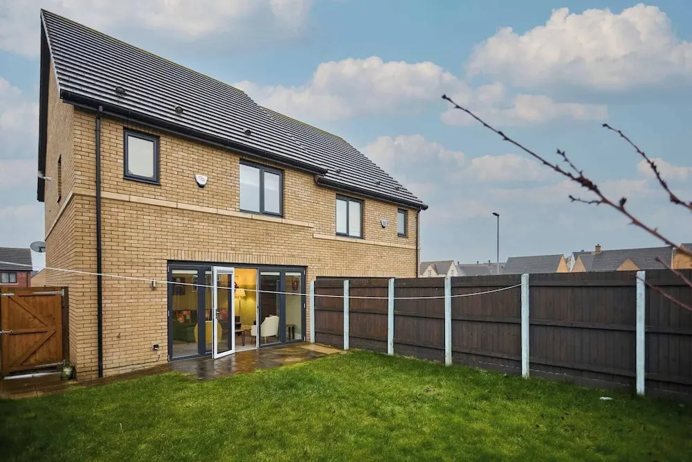 Charming 3-bedroom House in Corby With Garden View