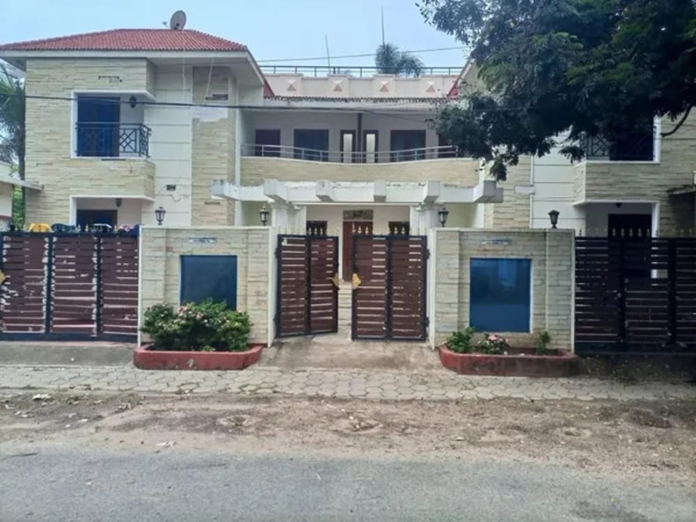 Fabhotel Nayana Square