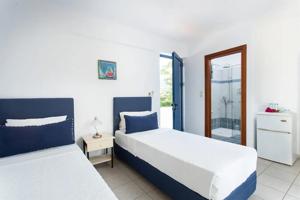 Standard Double room with balcony and with partial sea view (full double bed)