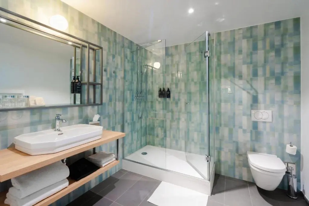 Deluxe Double room with lake view (full double bed)