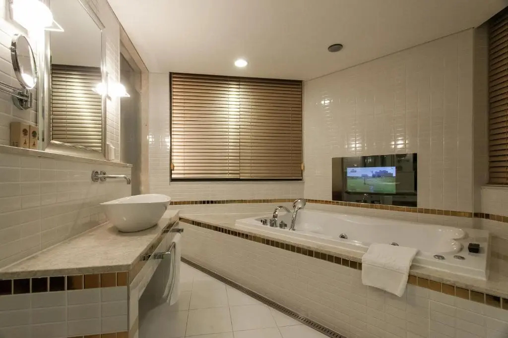 Deluxe Double room (full double bed)