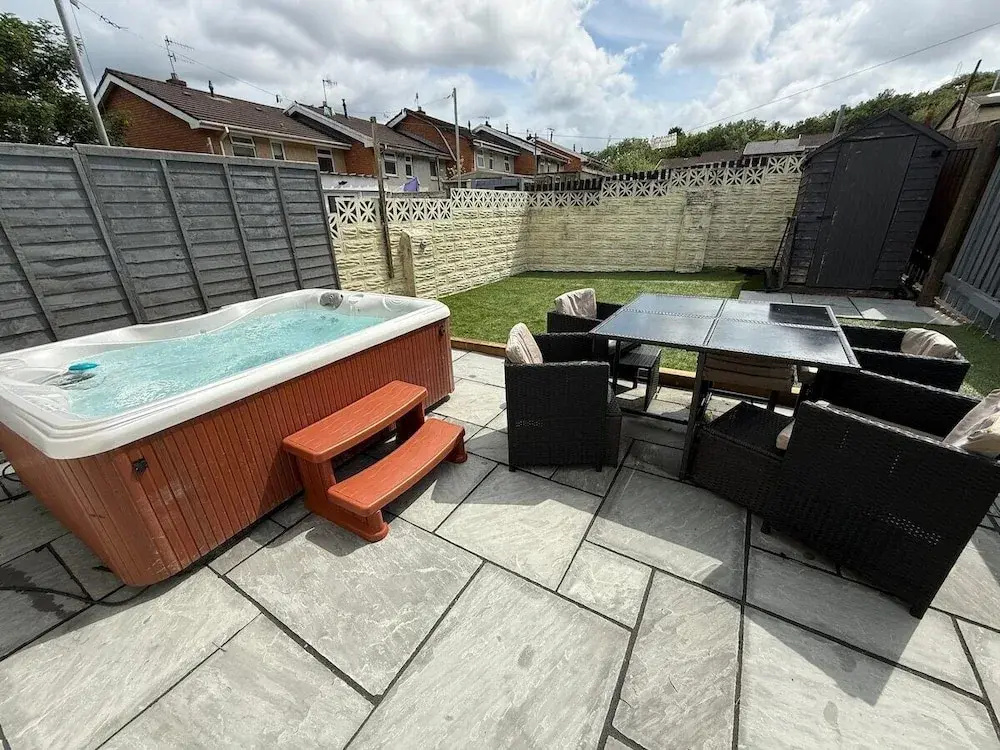 Family & Group Stay 3 Bedroom Swansea Home