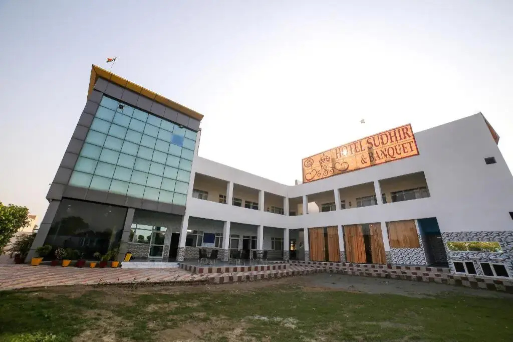 Sudhir Hotel And Banquet by OYO Rooms