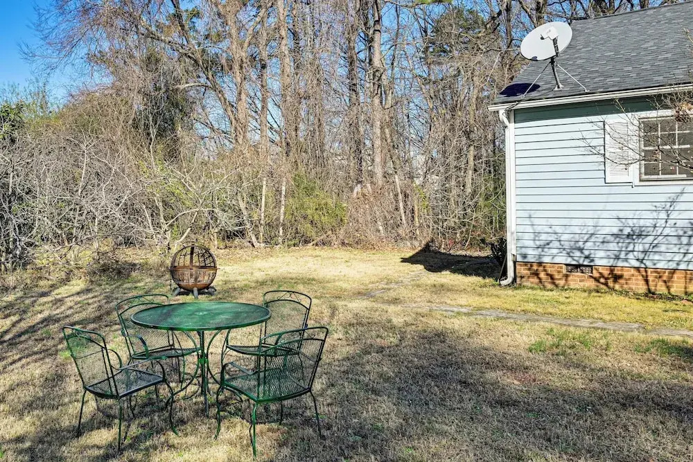 Great for Families! 1-acre Hideaway in Charlotte