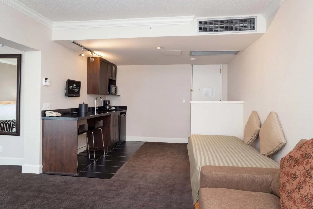 Sandman Signature Vancouver Airport Hotel & Resort - фото 18