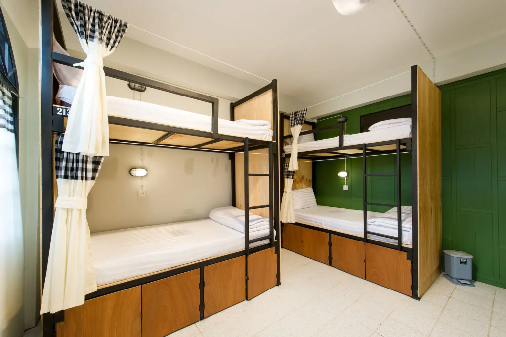 Отель The Neighbors Hostel - Adults Only в Пхукет (город)