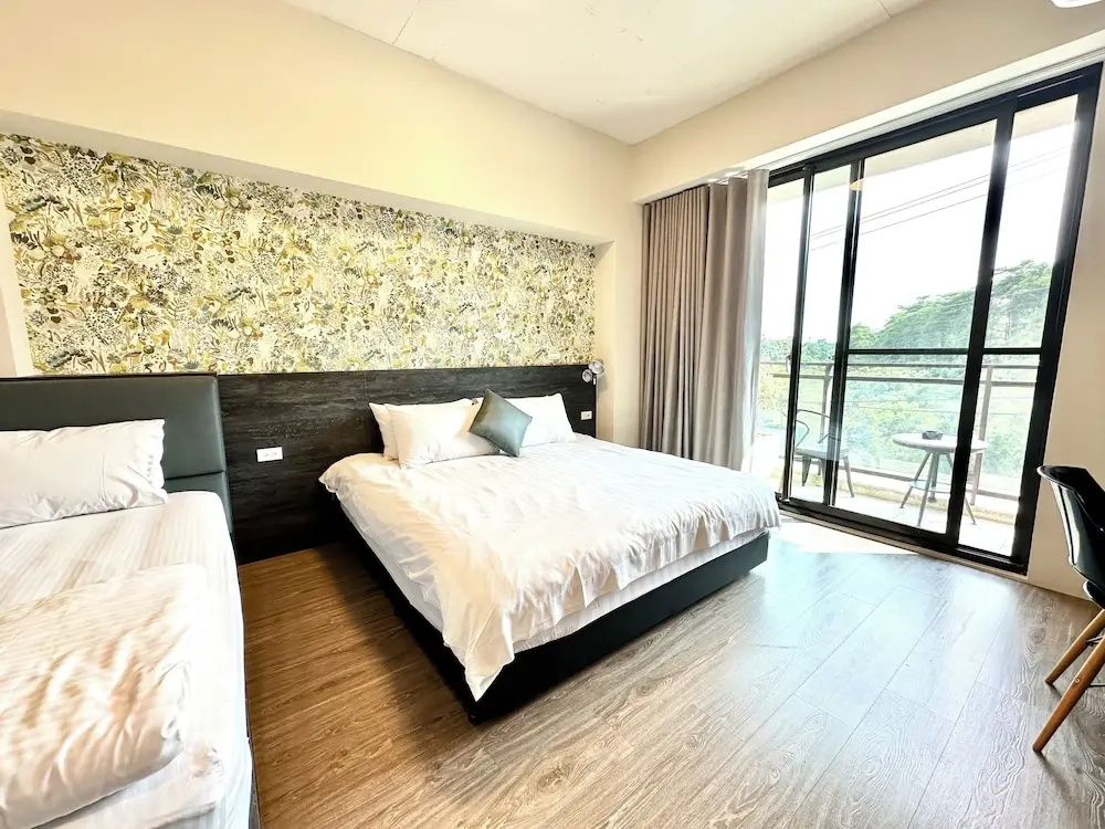 1 Bedroom Standard Triple room with balcony and with mountain view