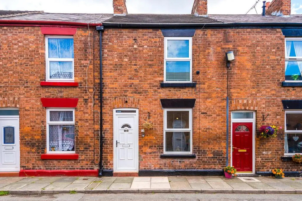 Spacious 2-Bed City-Centre Cottage in Chester by 53 Degrees Property - Ideal for Groups & Couples - Sleeps 6