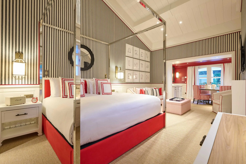 Suite with pool view