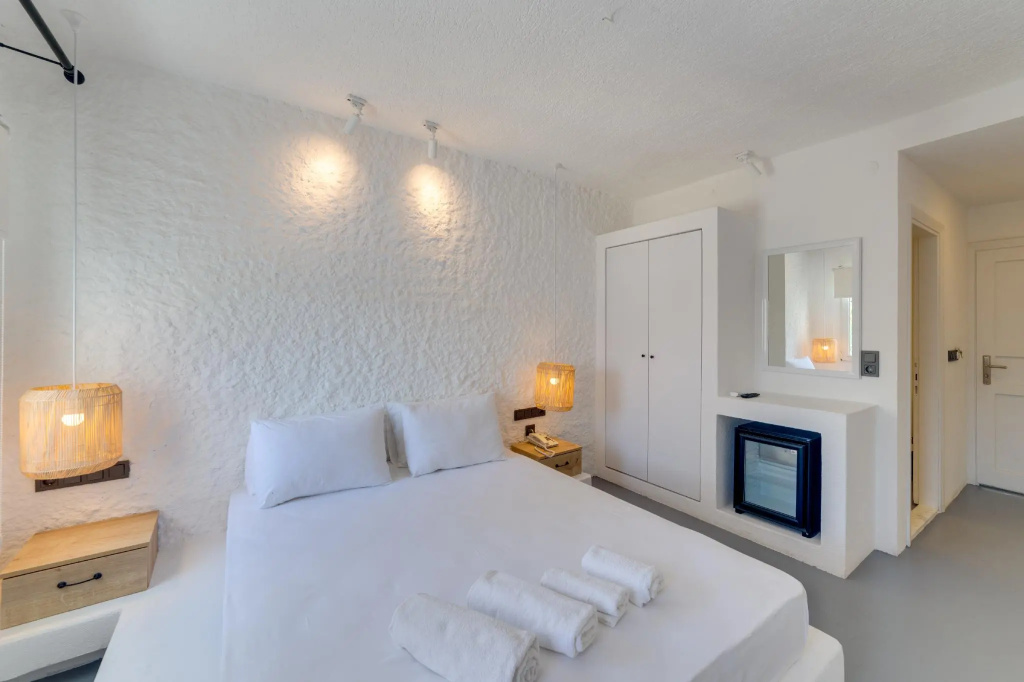 Superior Double room with pool view (full double bed)