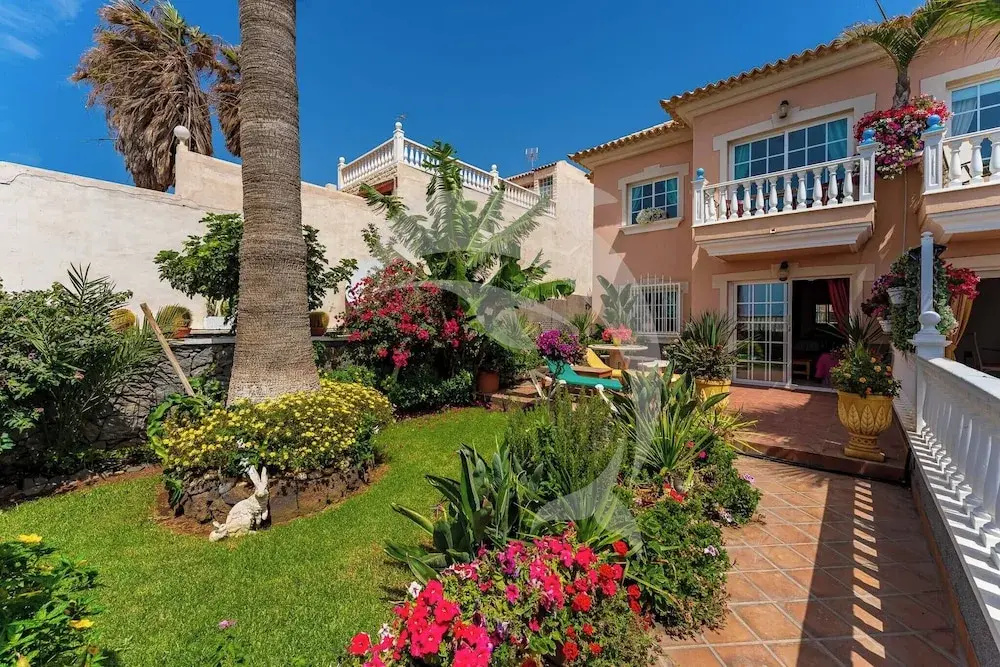 El Médano Apartment With Pool and Garden Views