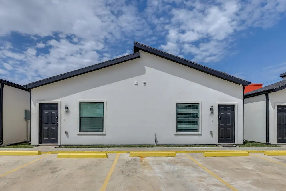 3 Blocks to Gulf! Modern Beach Base in South Padre