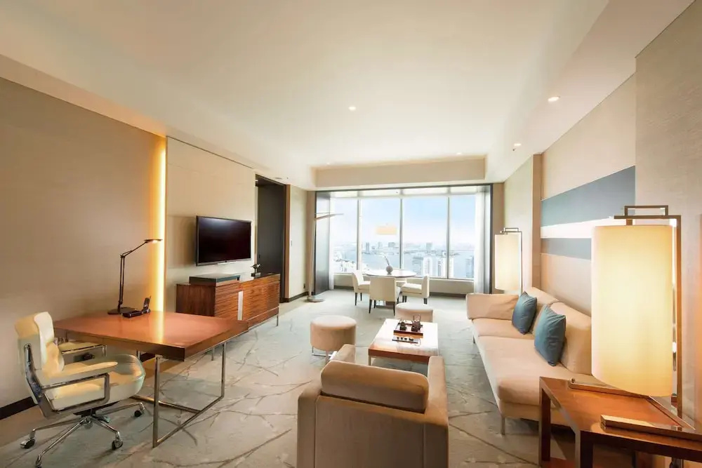 Executive Corner Double Suite with bay view (full double bed)