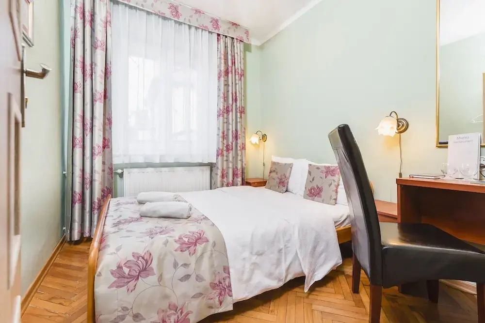 Double room (full double bed)