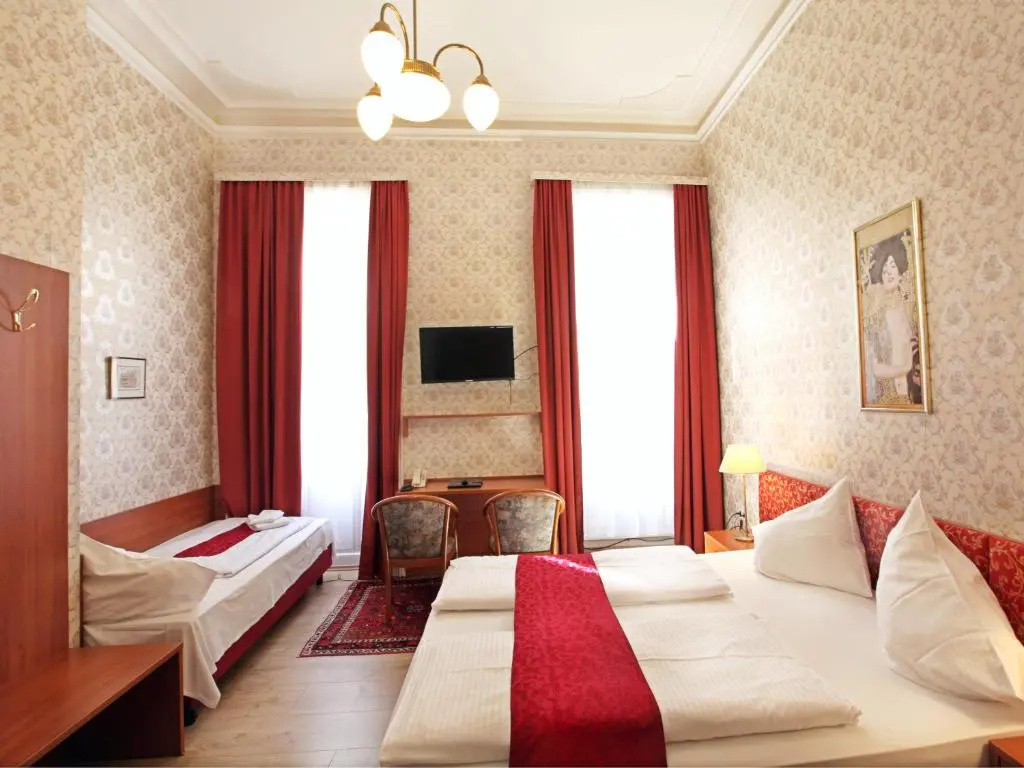 Standard Triple room