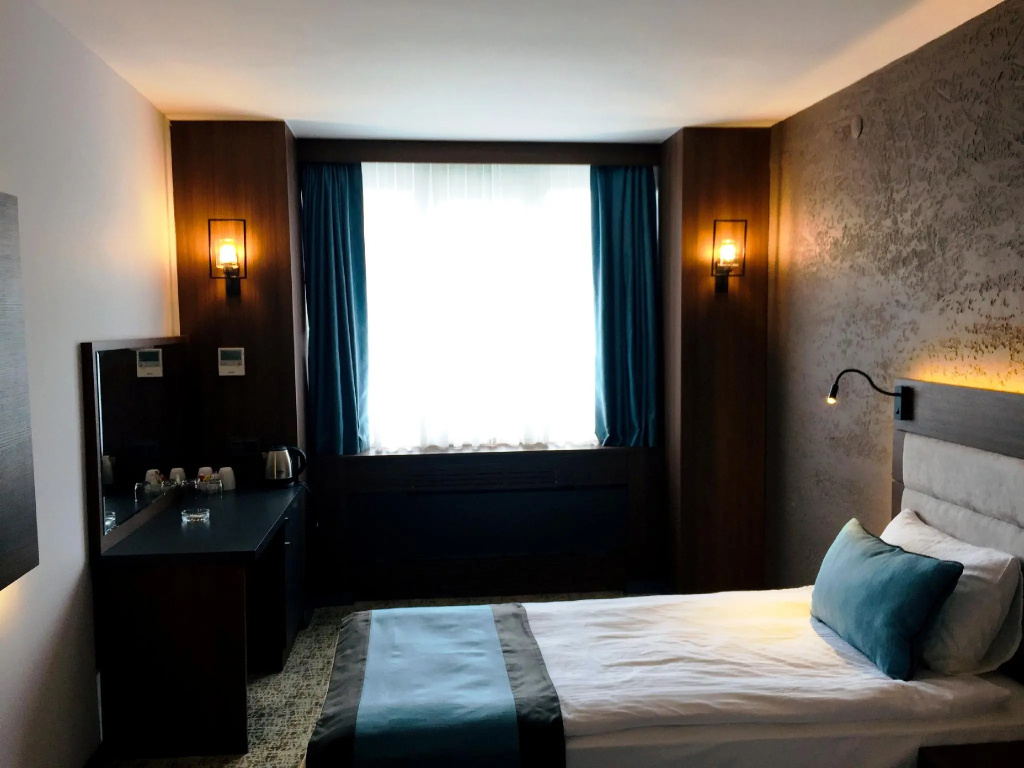 Deluxe Double room (full double bed)