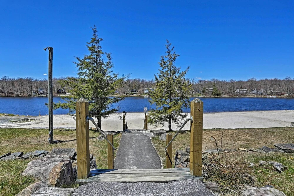 Lakefront Poconos Vacation Rental w/ Deck