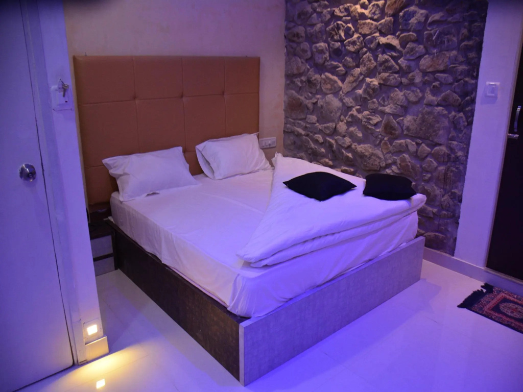 Deluxe Double room (full double bed)