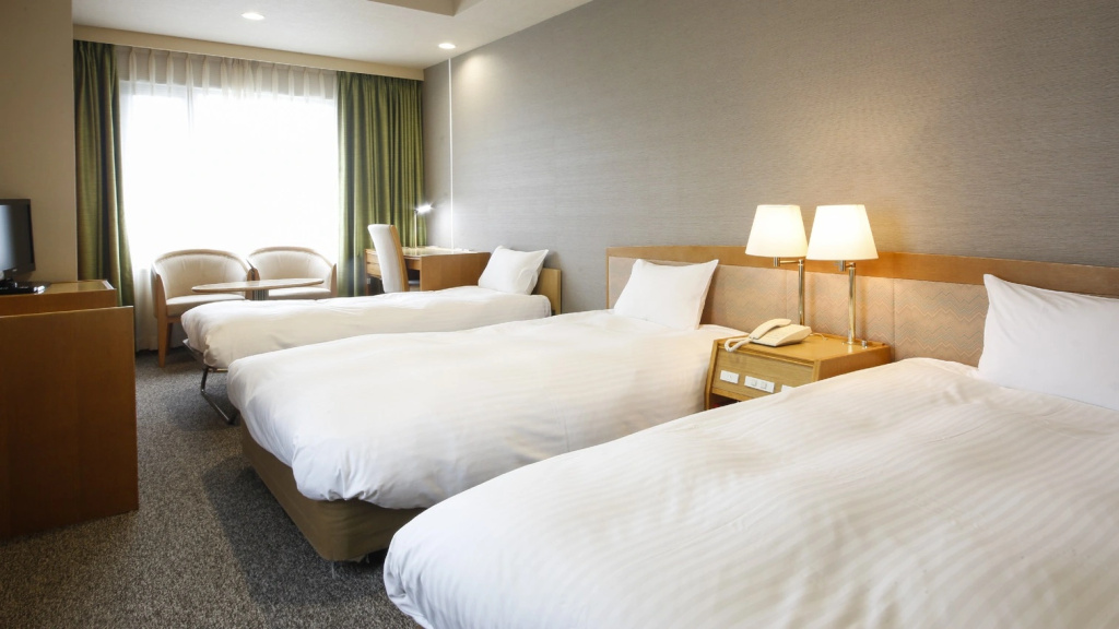 Standard Triple room with partial ocean view