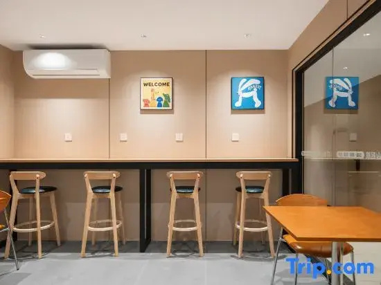 Yueshan Qihang Job-Seeking Inn (Pengpu Xincun Subway Station)