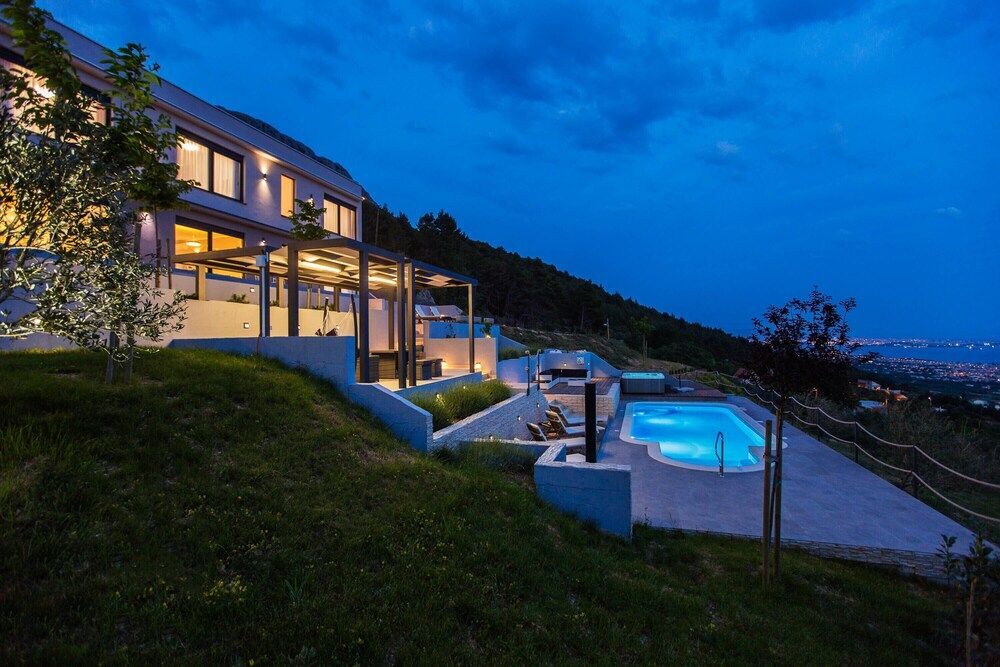 Luxury Villa Grand View