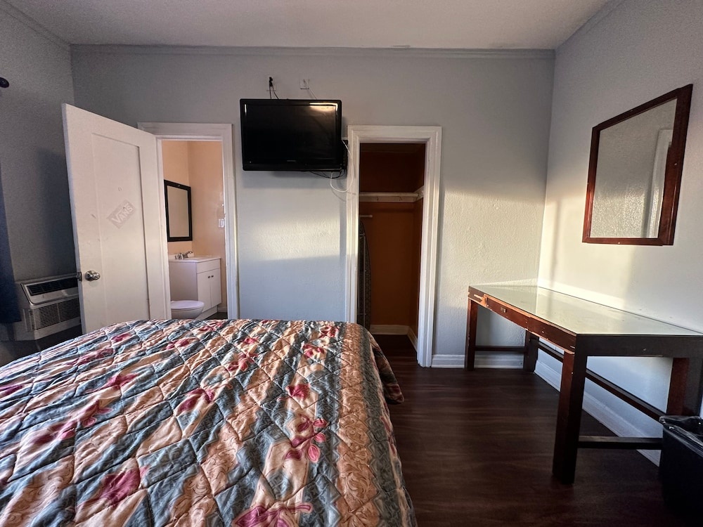 Unity Hotel - No Parking & Rooms Are Upstairs — фото