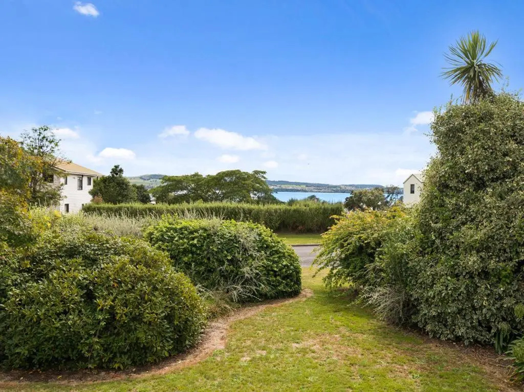 Serenity by the Lake - Lake Taupo Holiday Home