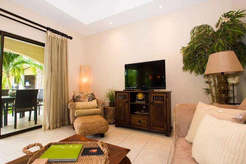 Casa del Sol-4 Secured and Quiet Complex - Minute Walk to the Beach 2