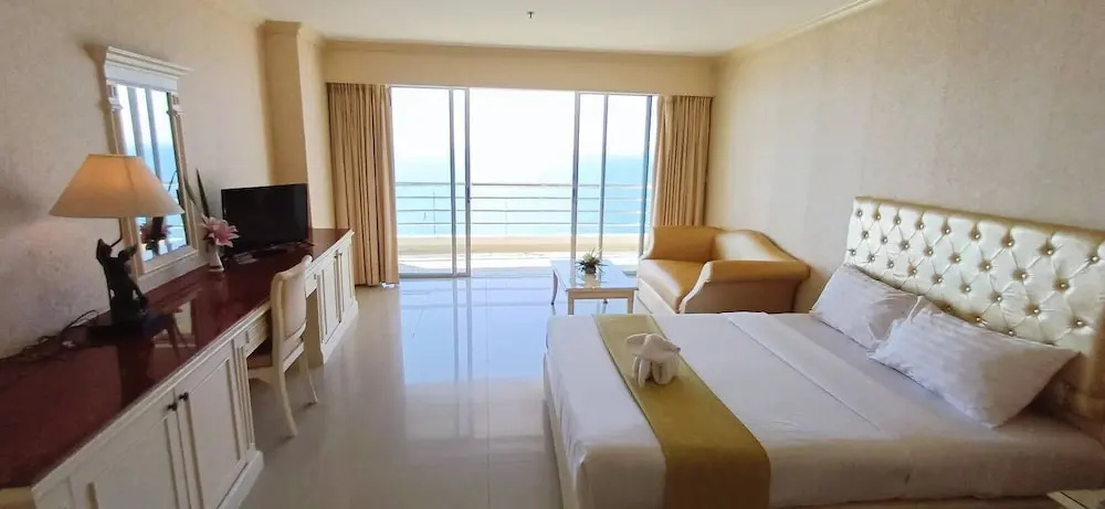 Deluxe Double room (full double bed)