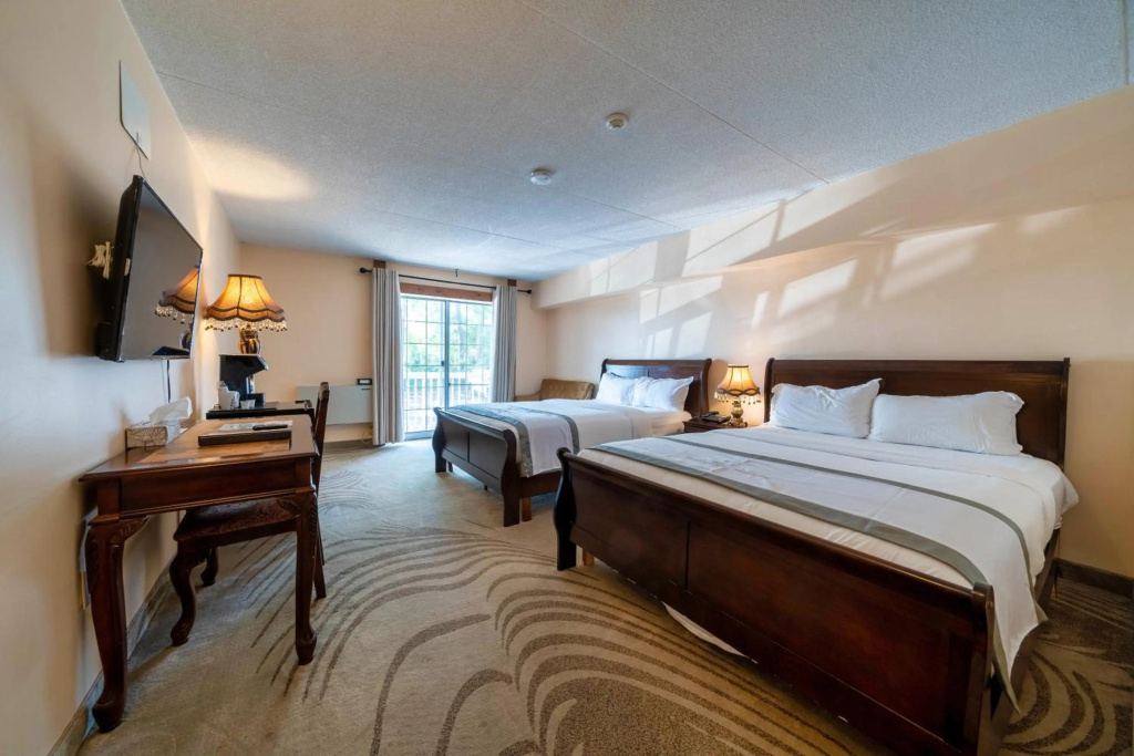 Fullerton Manor Inn — 5