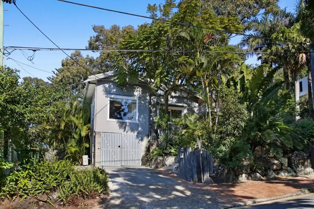2-bed Beach House in Burleigh Heads Amidst Nature
