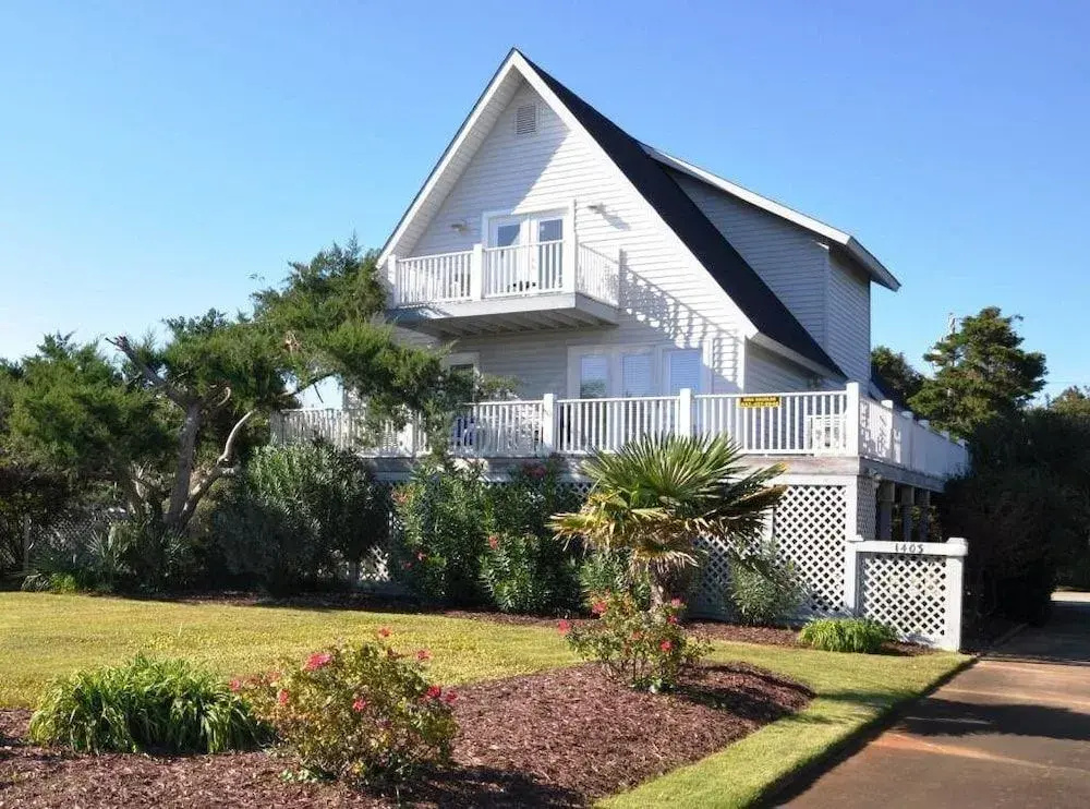 Surf Chalet - 4 Br home by RedAwning