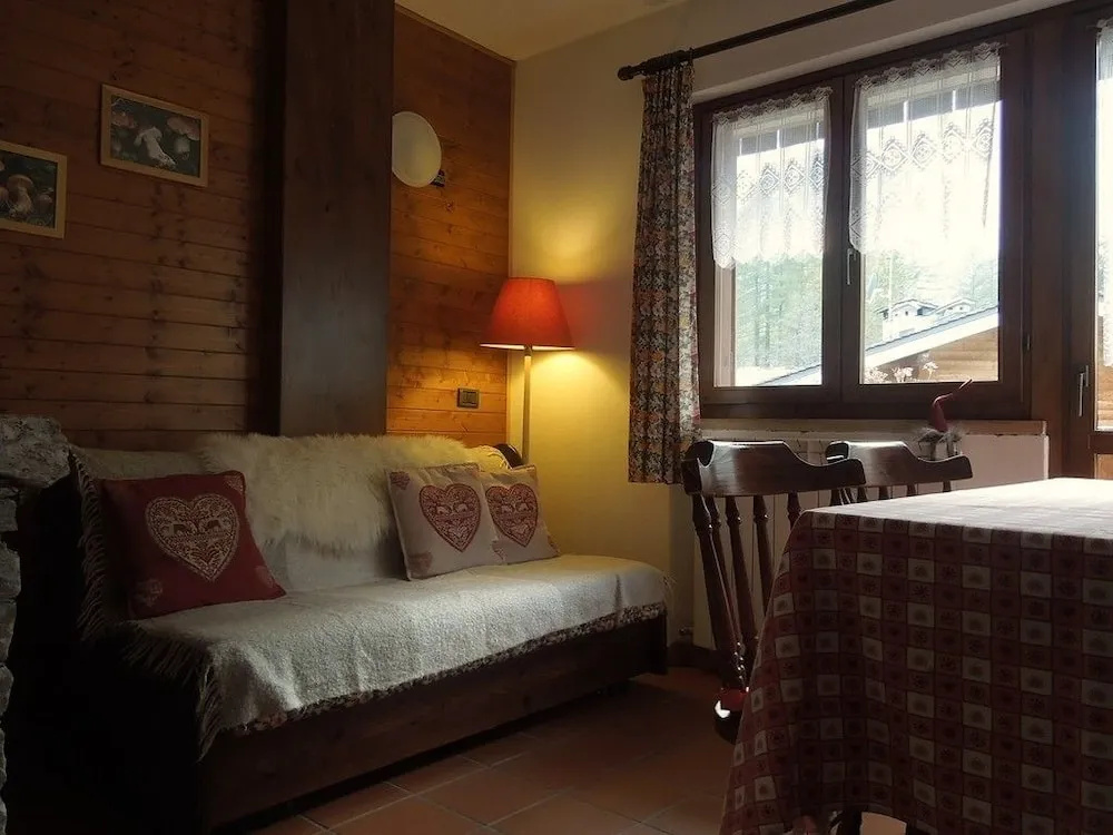 1 Bedroom Apartment with mountain view