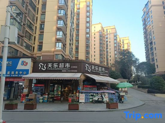 Yileju Homestay (Zhangjiajie 72 Wonder Tower)